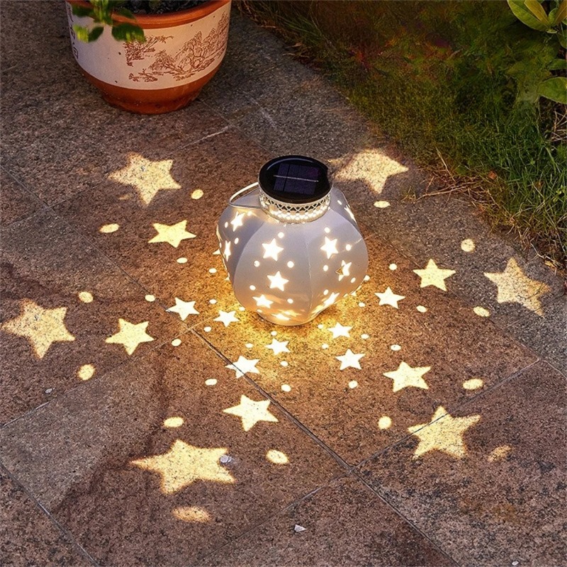 Garden Lighting Decor - โคมไฟโปรเจคเตอร์รูปดาวสำหรับสวน ไฟโซลาร์แขวนกลางแจ้ง โคมไฟโซลาร์แบบแขวนย้อนยุค พร้อมหูหิ้ว ตกแต่งสวนภายนอก