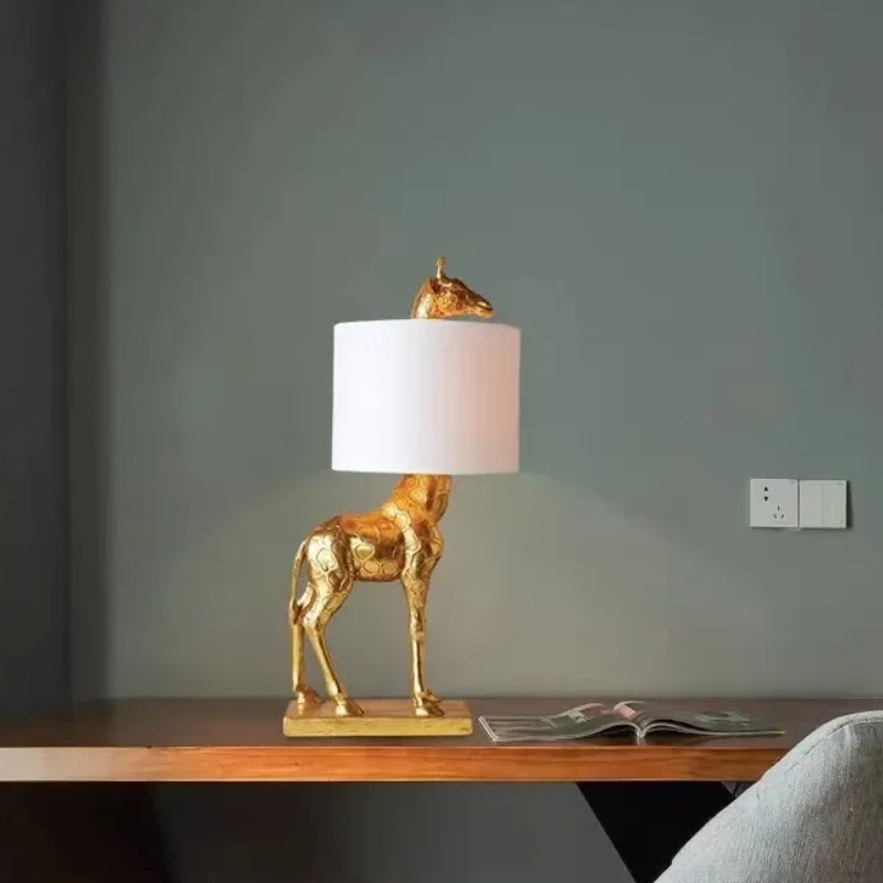 Home Decor Lighting Manufacturer - โคมไฟตั้งโต๊ะรูปยีราฟเรซิ่น ดีไซน์เนอร์ผลิตจากโรงงาน ปี 2025 ตัวโคมสีทอง ตกแต่งบ้านด้วยรูปสัตว์เรซิ่น