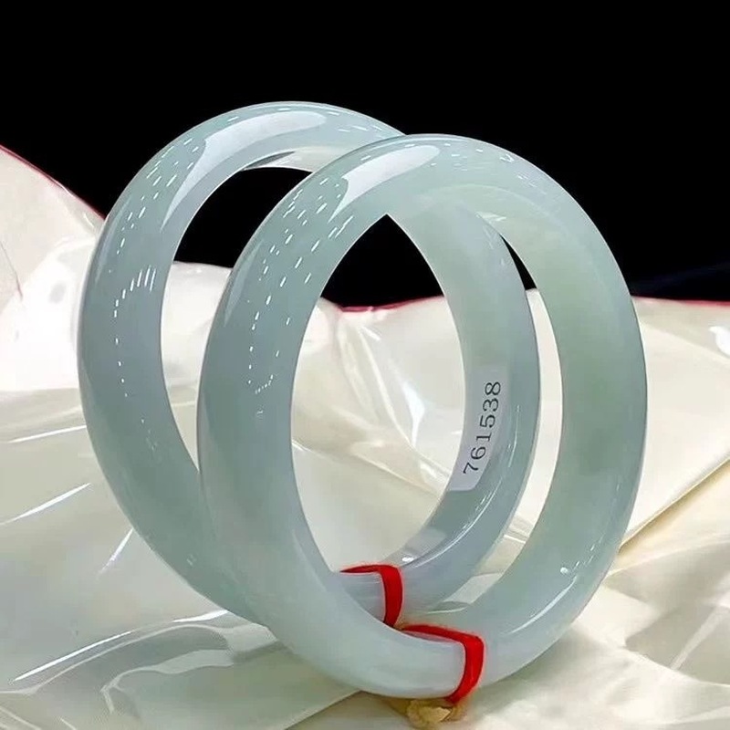 กำไลหยกพม่าสีเขียวอ่อนจากเหมือ - Lighting & Home Decor Studio บทวิจารณ์และราคา